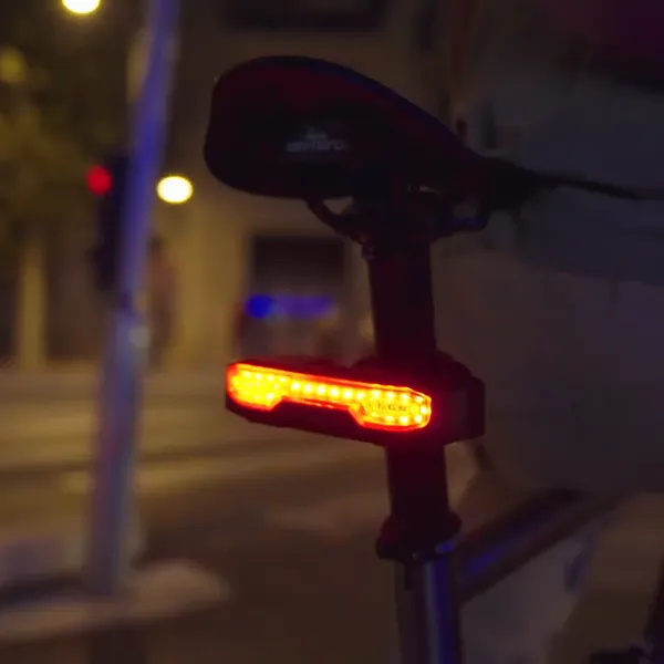 פנס אחורי לאופניים RAVEMEN NT101 עם איתות, צופר ואזעקה